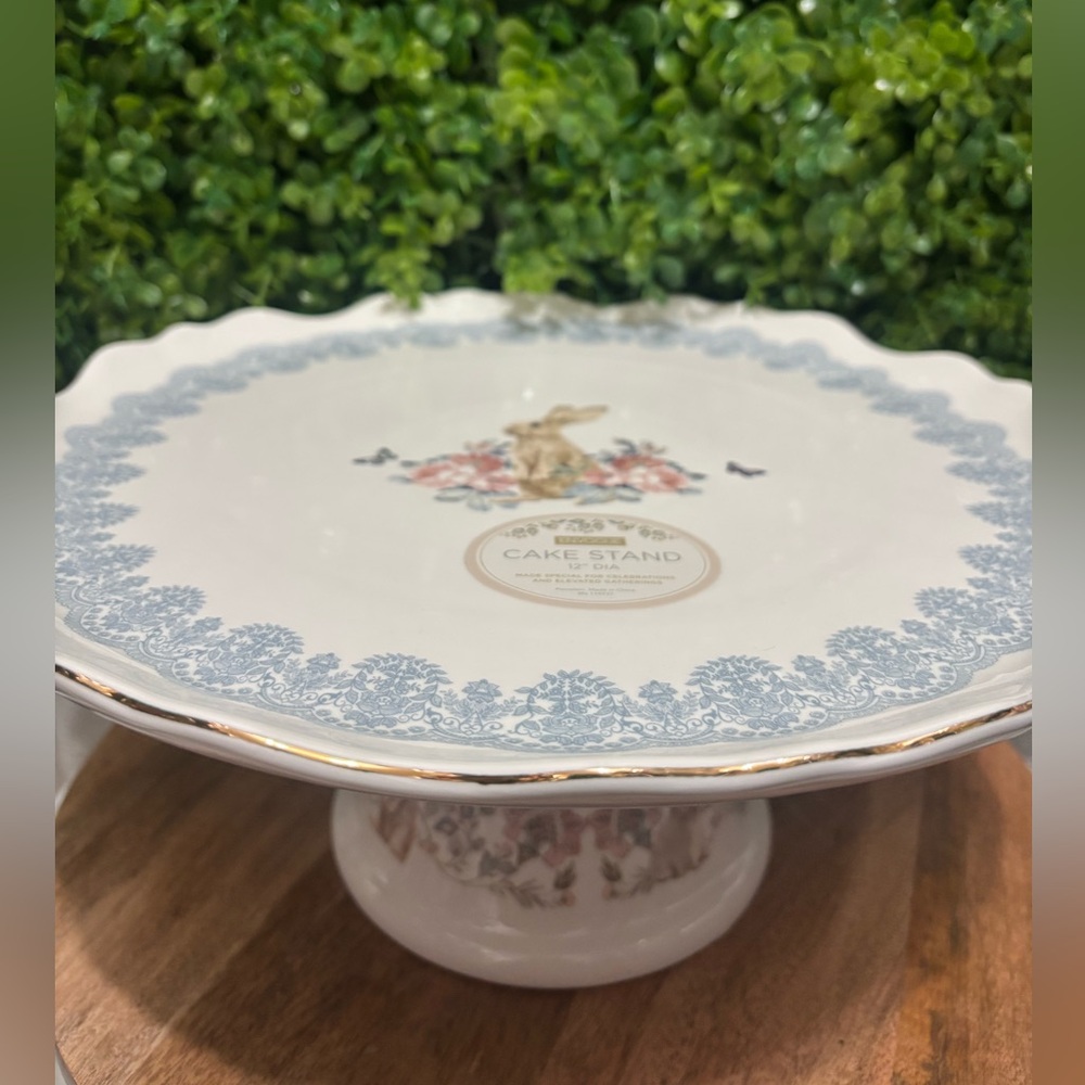 ENVOGUE  NWT premium porcelain Elegant Blue and White Cake Stand